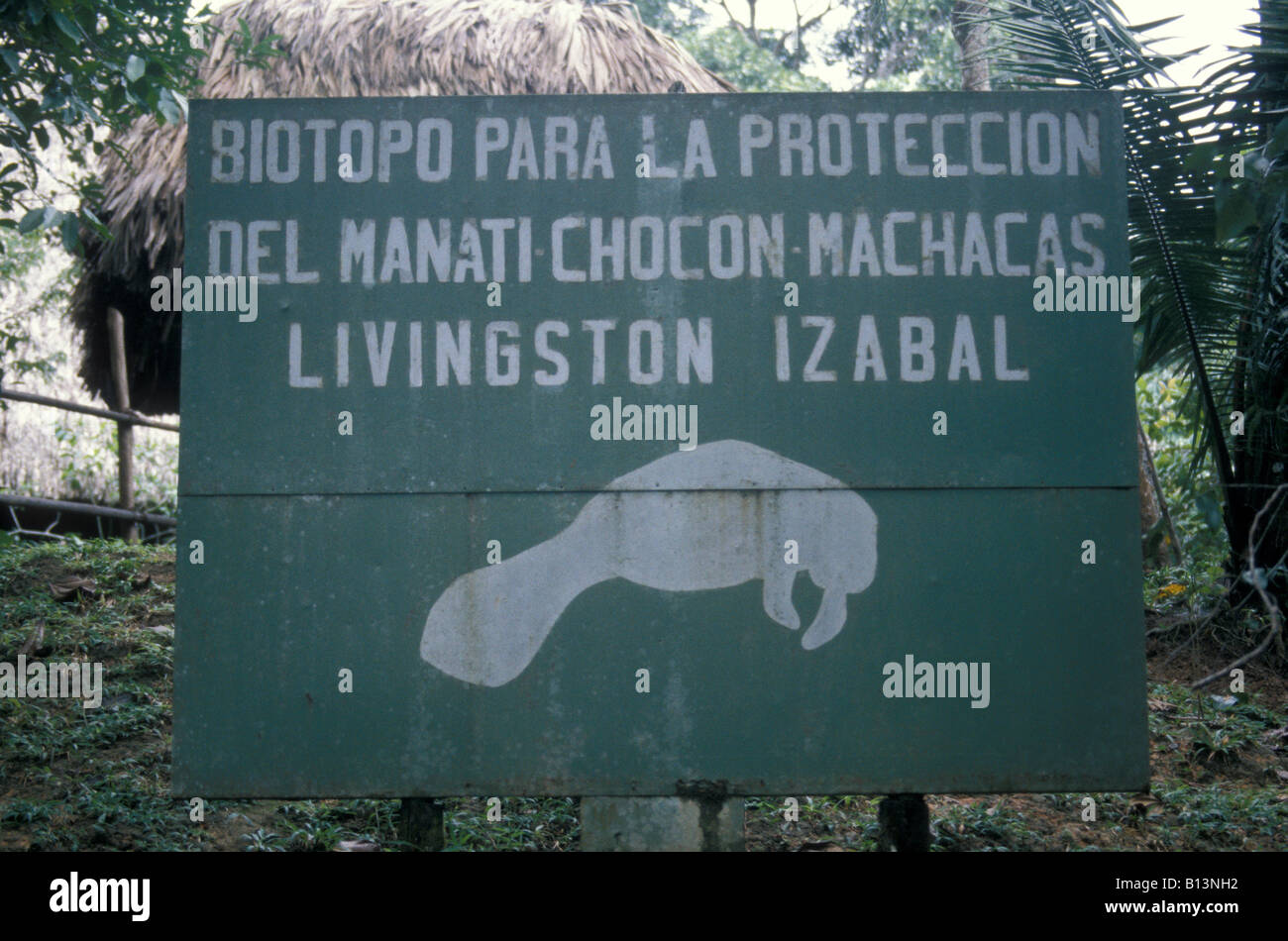 Firmare all'entrata del biotopo Chocon Machacas lamantino riserva sul Rio Dulce, Guatemala Foto Stock
