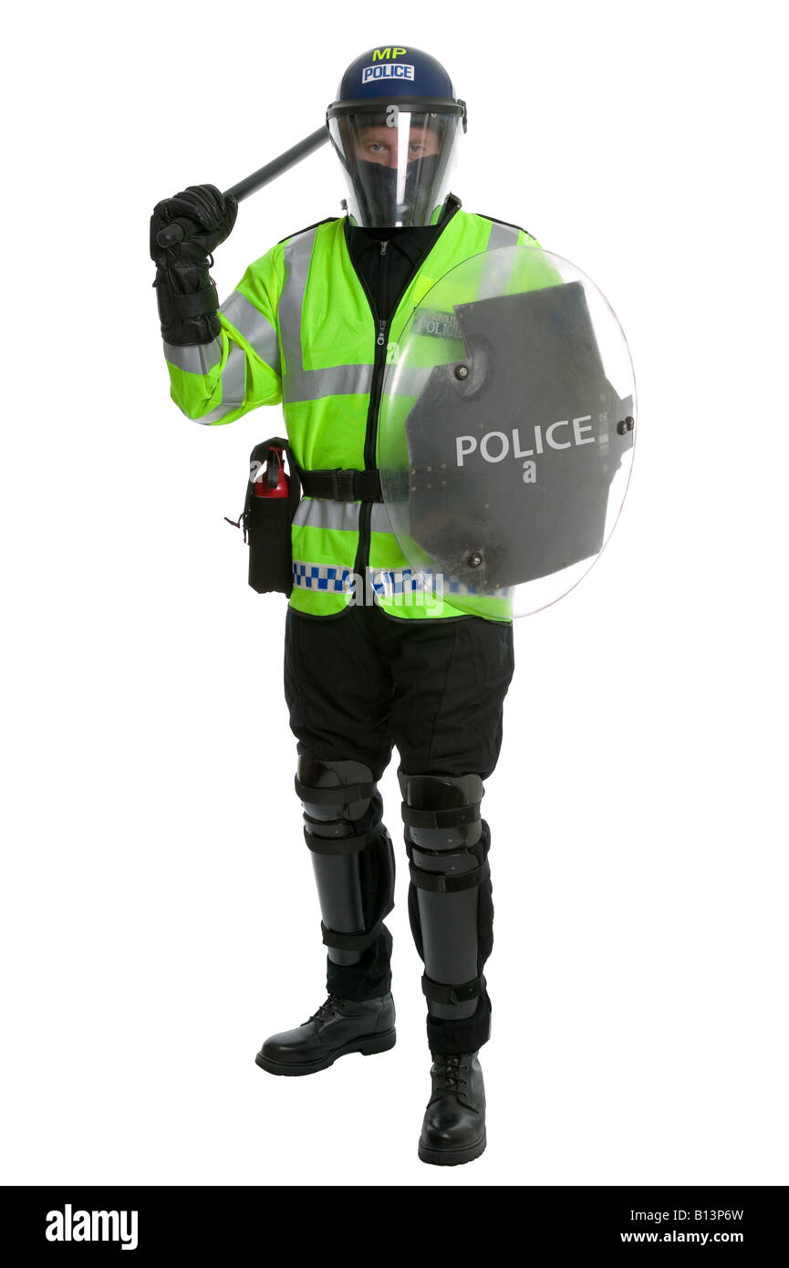 La Metropolitan police officer in piena sommossa ingranaggio con scudo e manganello sollevato su sfondo bianco Foto Stock