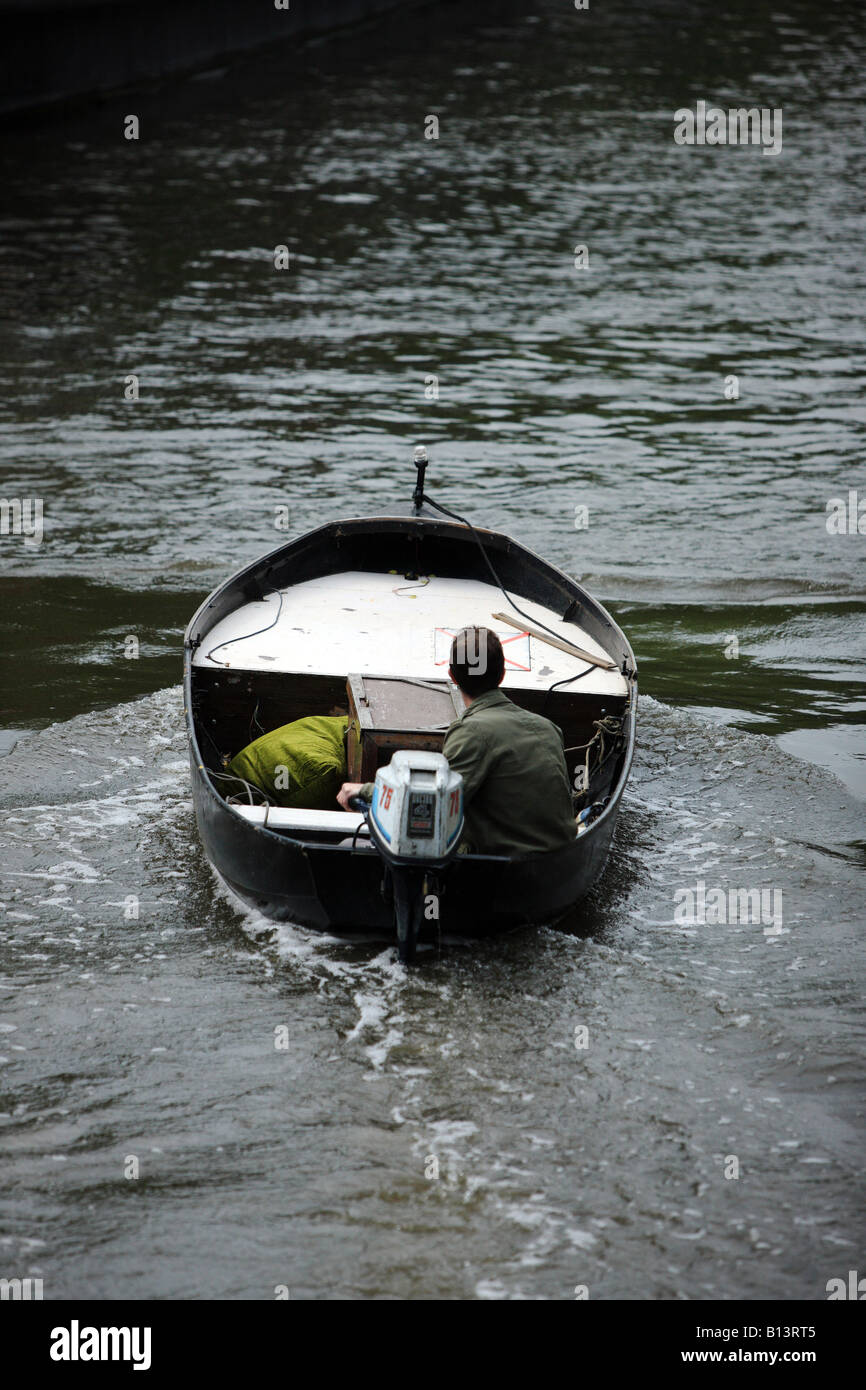 Lone barca, sul canale di Amsterdam. Foto Stock