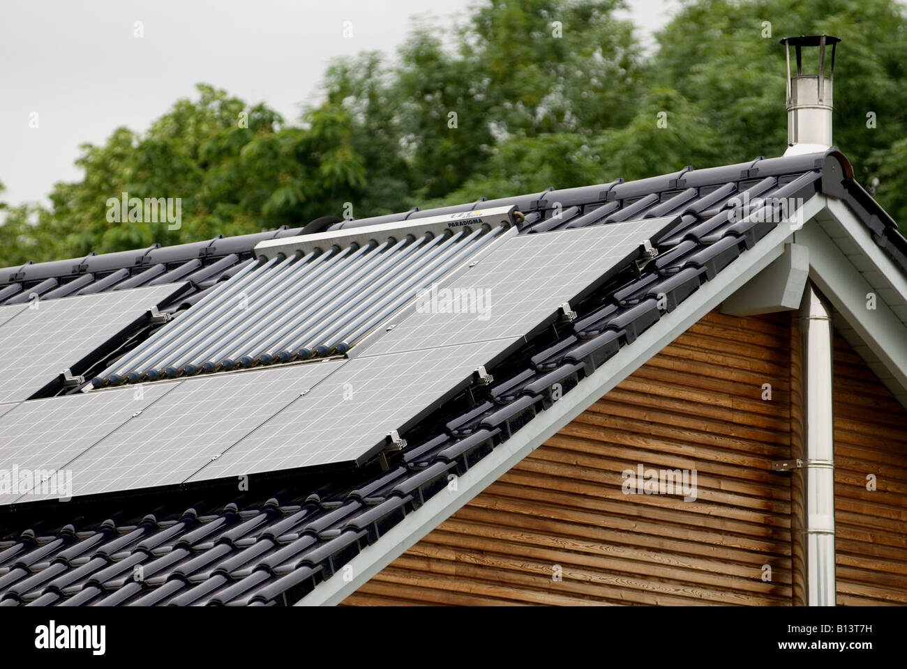 Casa di nuova costruzione con pannelli solari montati sul tetto, Bocklemund, Colonia, Germania. Foto Stock