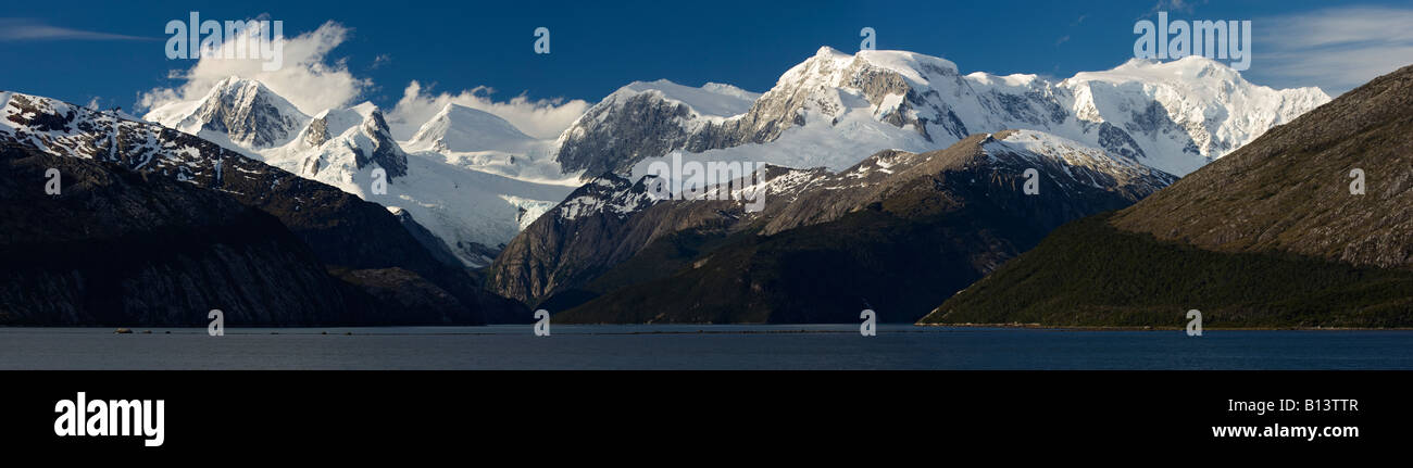 Una spettacolare vista panoramica delle gamme della montagna lungo il Canale di Beagle Foto Stock