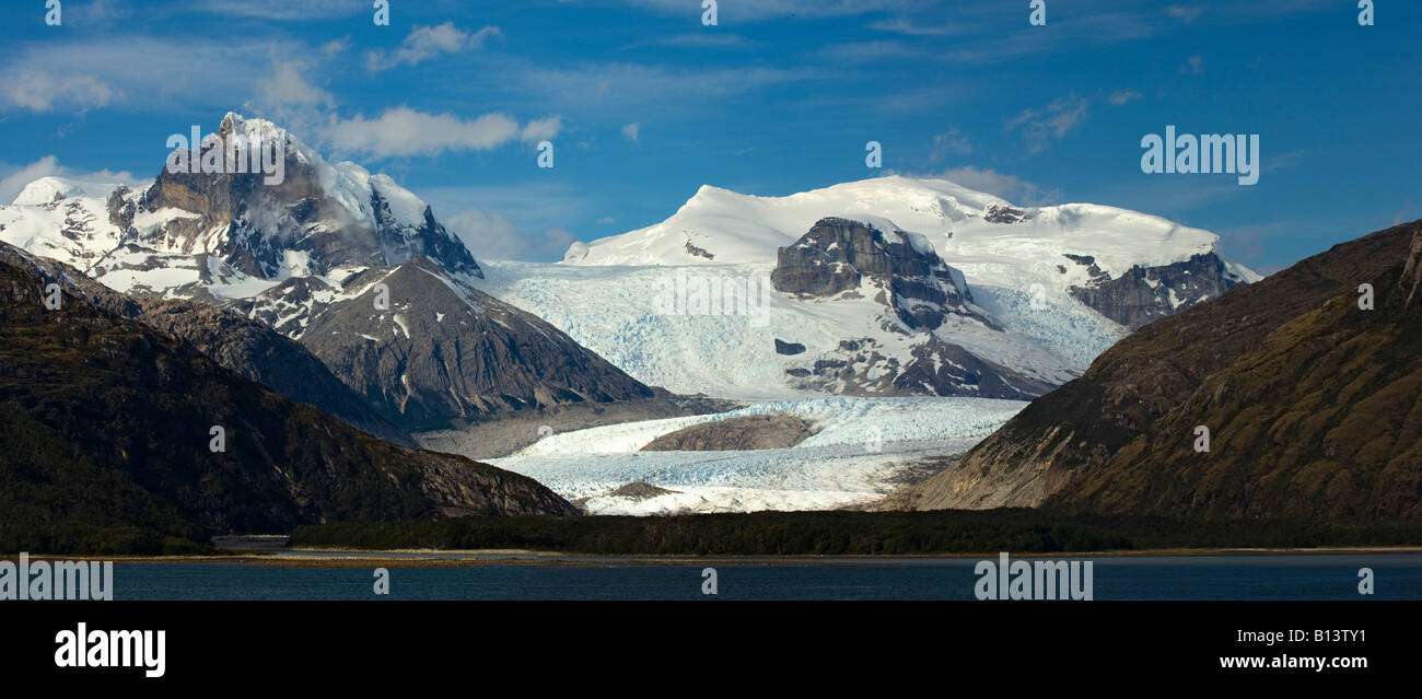 Una vista panoramica di uno dei numerosi ghiacciai lungo il Canale di Beagle Foto Stock