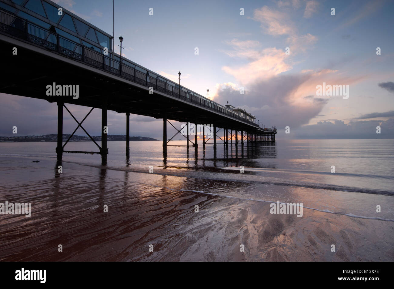 Alba sunrise scontornamento il vecchio molo vittoriano sul lungomare a Paignton Devon UK Foto Stock