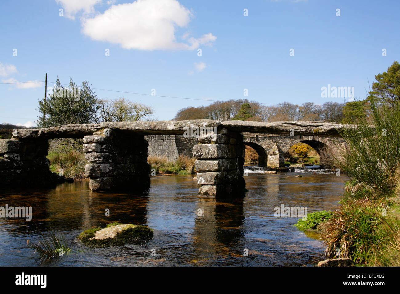 Antica granito battaglio ponte tra Oriente Dart River Postbridge,,Dartmoor Devon. Foto Stock