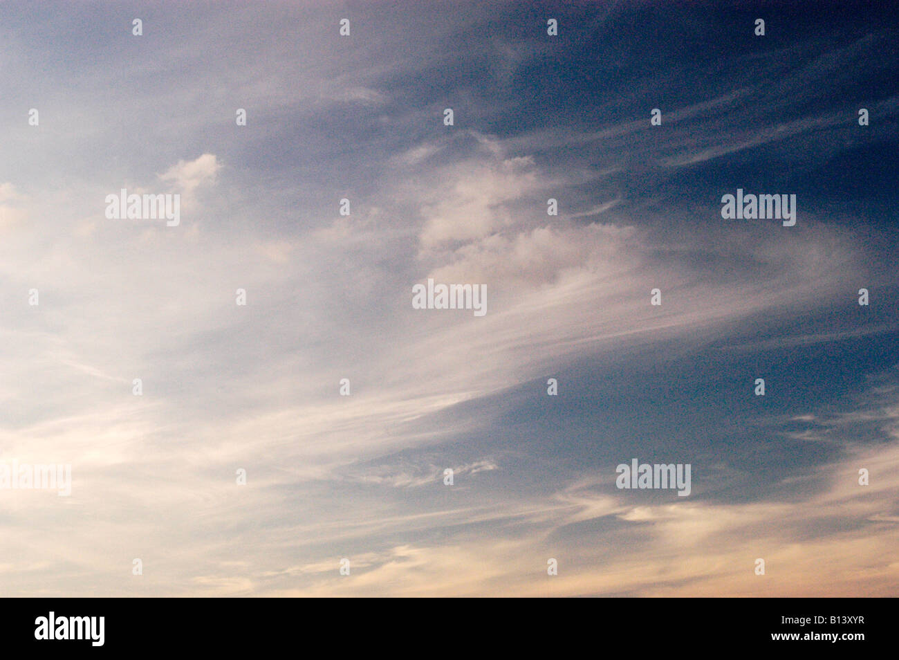 CIRRUS nuvole nel cielo di sera Foto Stock