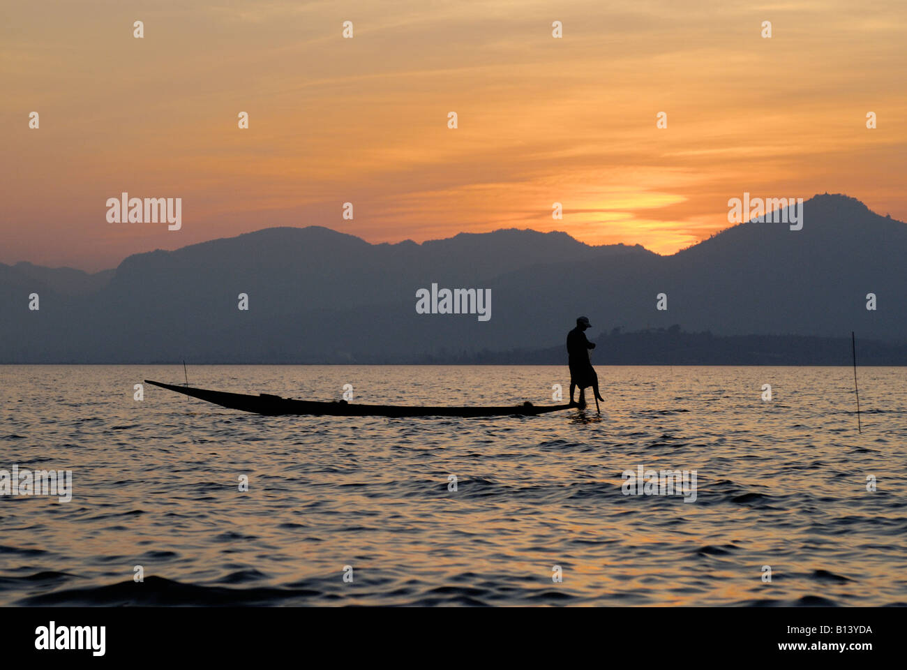 Tramonto sul Lago Inle barca davanti, MYANMAR Birmania Birmania, ASIA Foto Stock