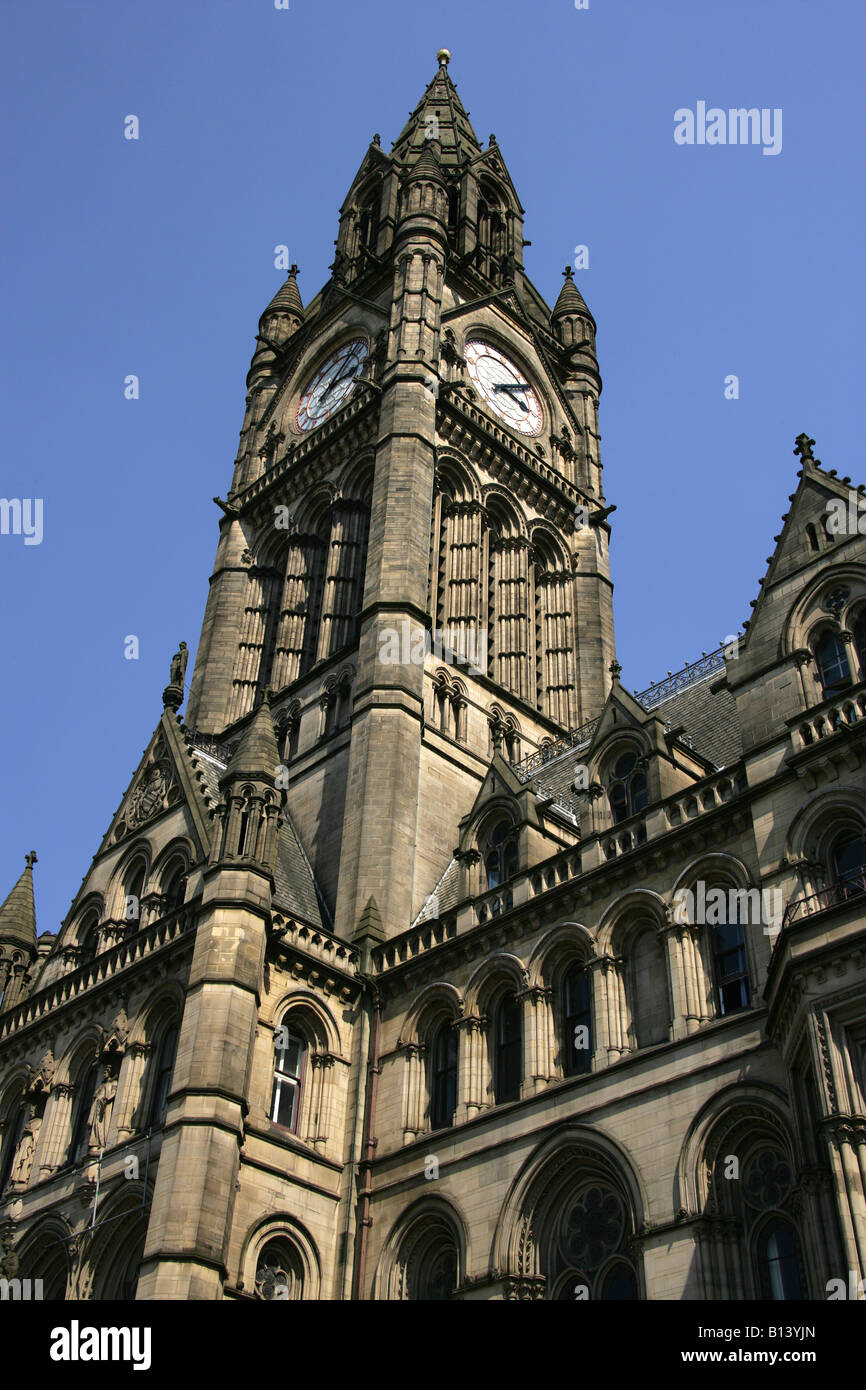 Città di Manchester, Inghilterra. La Alfred Waterhouse progettato Manchester Town Hall che si affaccia su Albert Square. Foto Stock