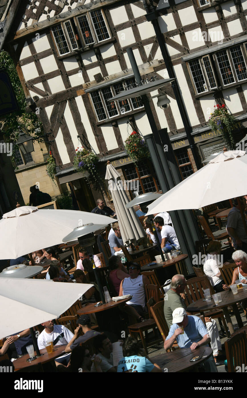 Città di Manchester, Inghilterra. Angolo di visualizzazione degli acquirenti gustando uno snack a pranzo presso il vecchio Wellington Inn, Exchange Square. Foto Stock