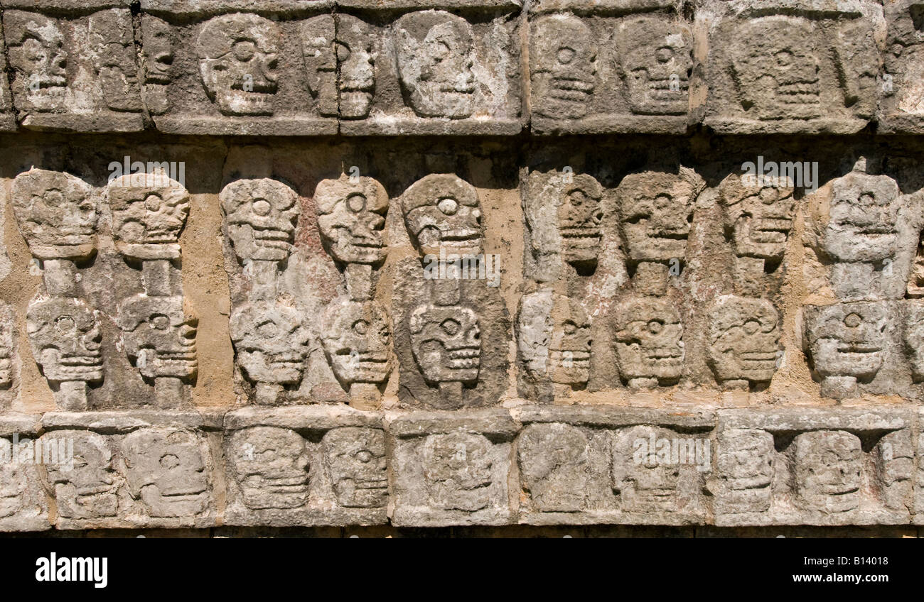 Tempio dei teschi presso le rovine Maya di Chichen Itza Messico Foto Stock