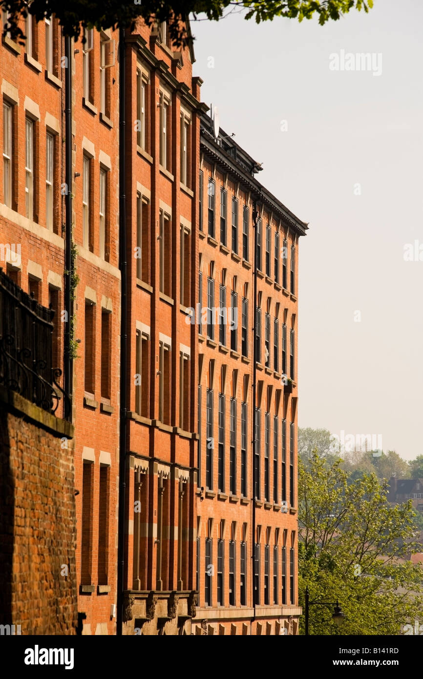 Edificio in mattoni rossi con finestre. Prospettiva Foto Stock