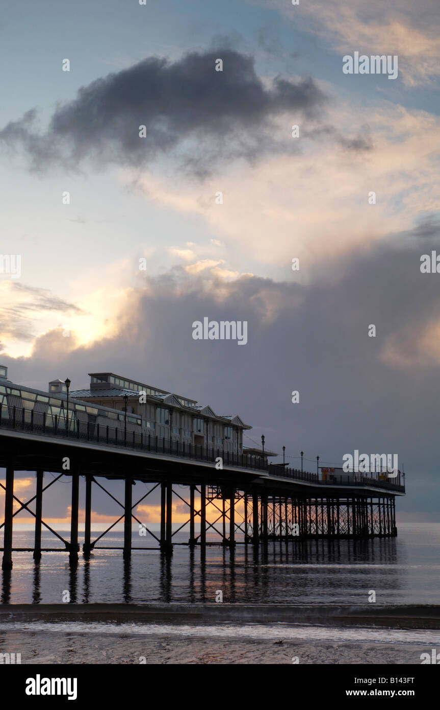 Alba sunrise scontornamento il vecchio molo vittoriano sul lungomare a Paignton Devon UK Foto Stock