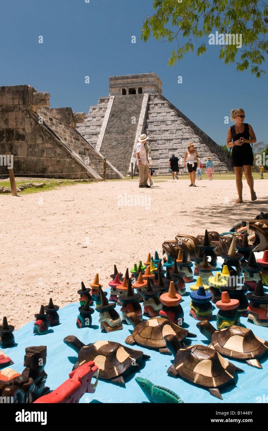 Negozio di souvenir in vendita presso le rovine Maya di Chichen Itza Messico Foto Stock