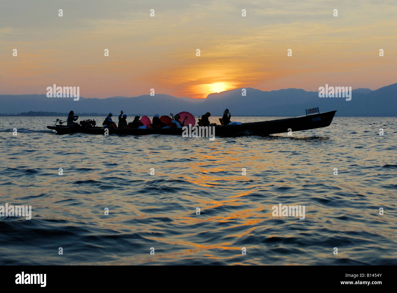 Tramonto sul Lago Inle barca davanti, MYANMAR Birmania Birmania, ASIA Foto Stock