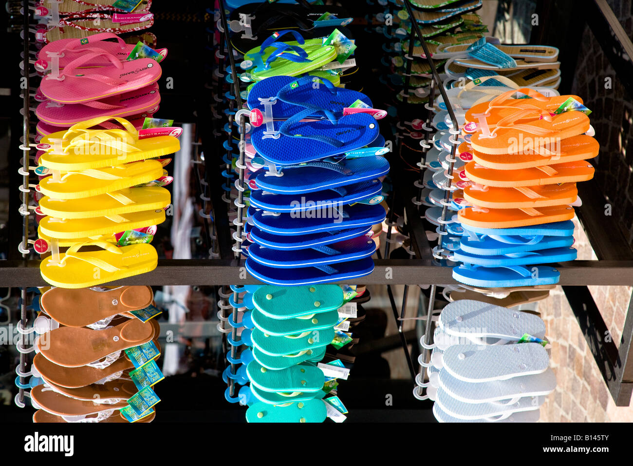 Bambini in plastica colorata sandles spiaggia Foto Stock