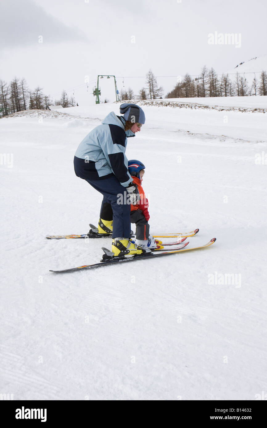 Little Boy Impara a sciare Foto Stock