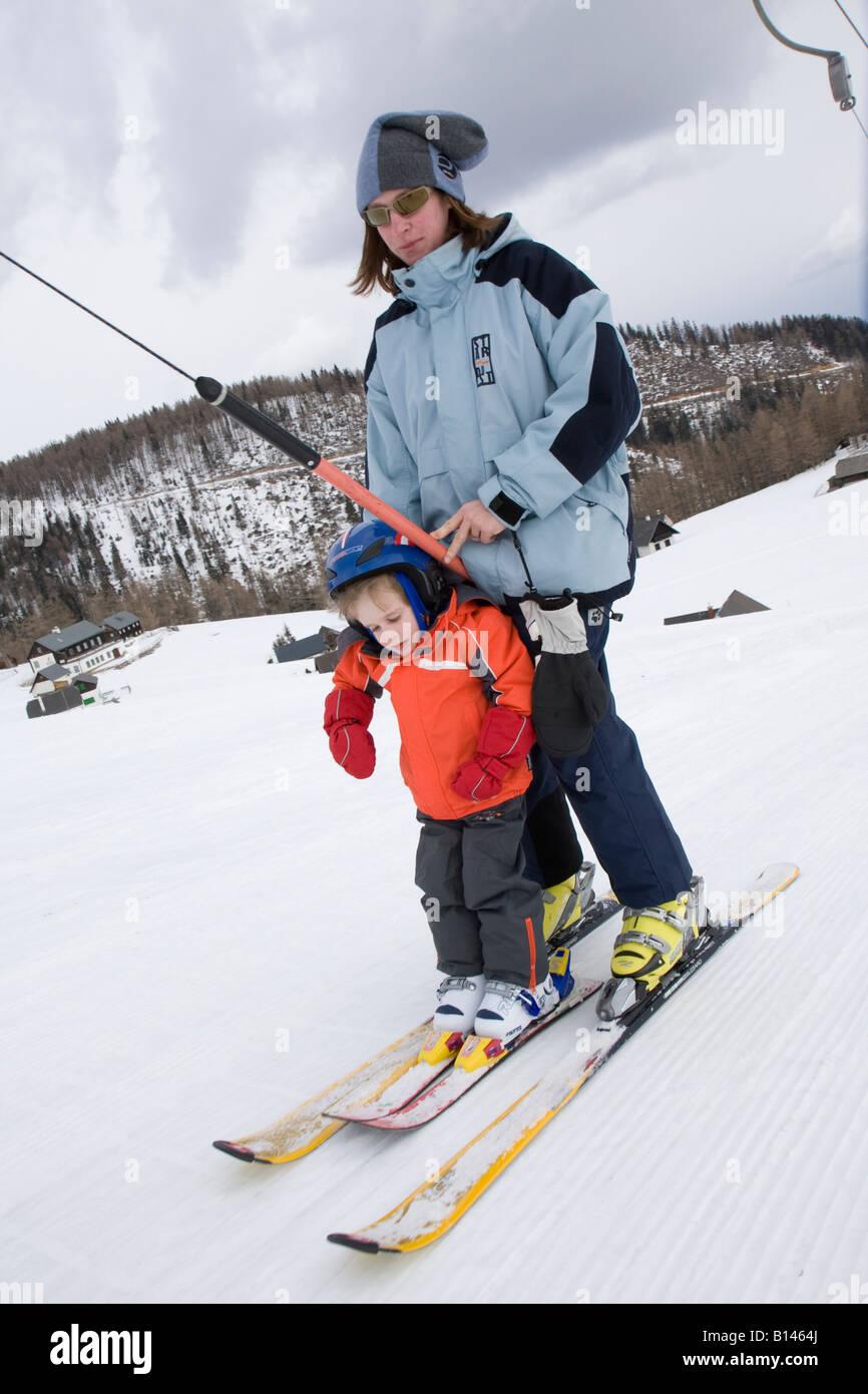 Little Boy impara a sci / sul sollevatore Foto Stock