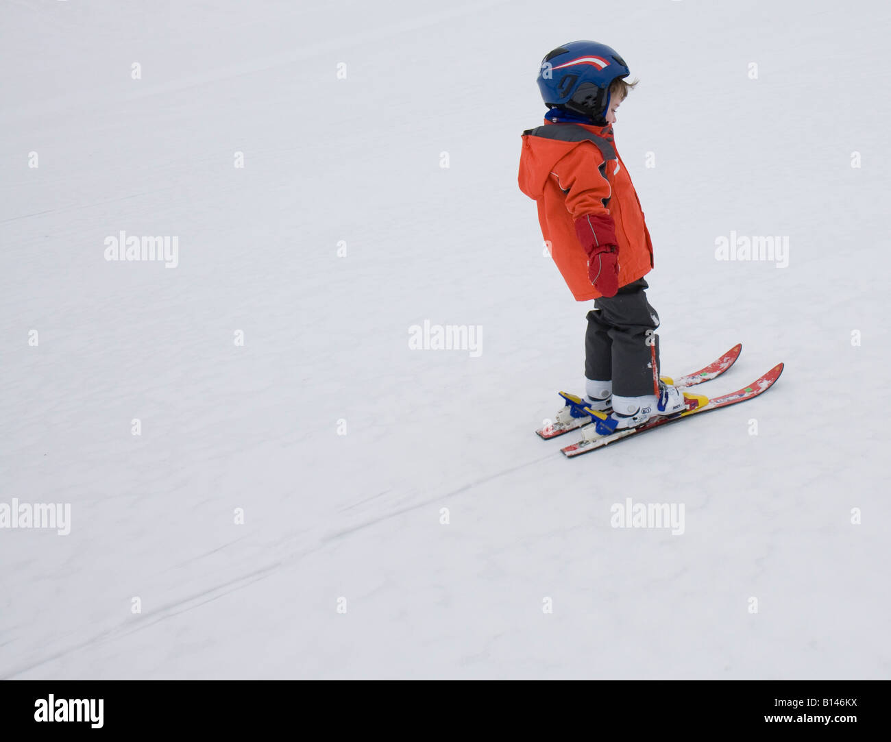 Little Boy Impara a sciare Foto Stock