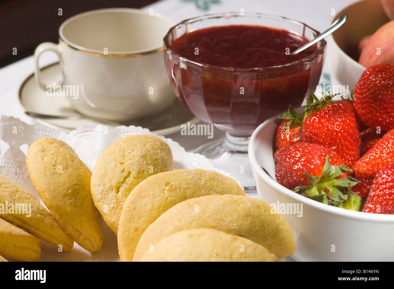 Una sana e fresca cucina mediterranea per colazione fragole confettura peachs e italiano di ravioli dolci Foto Stock