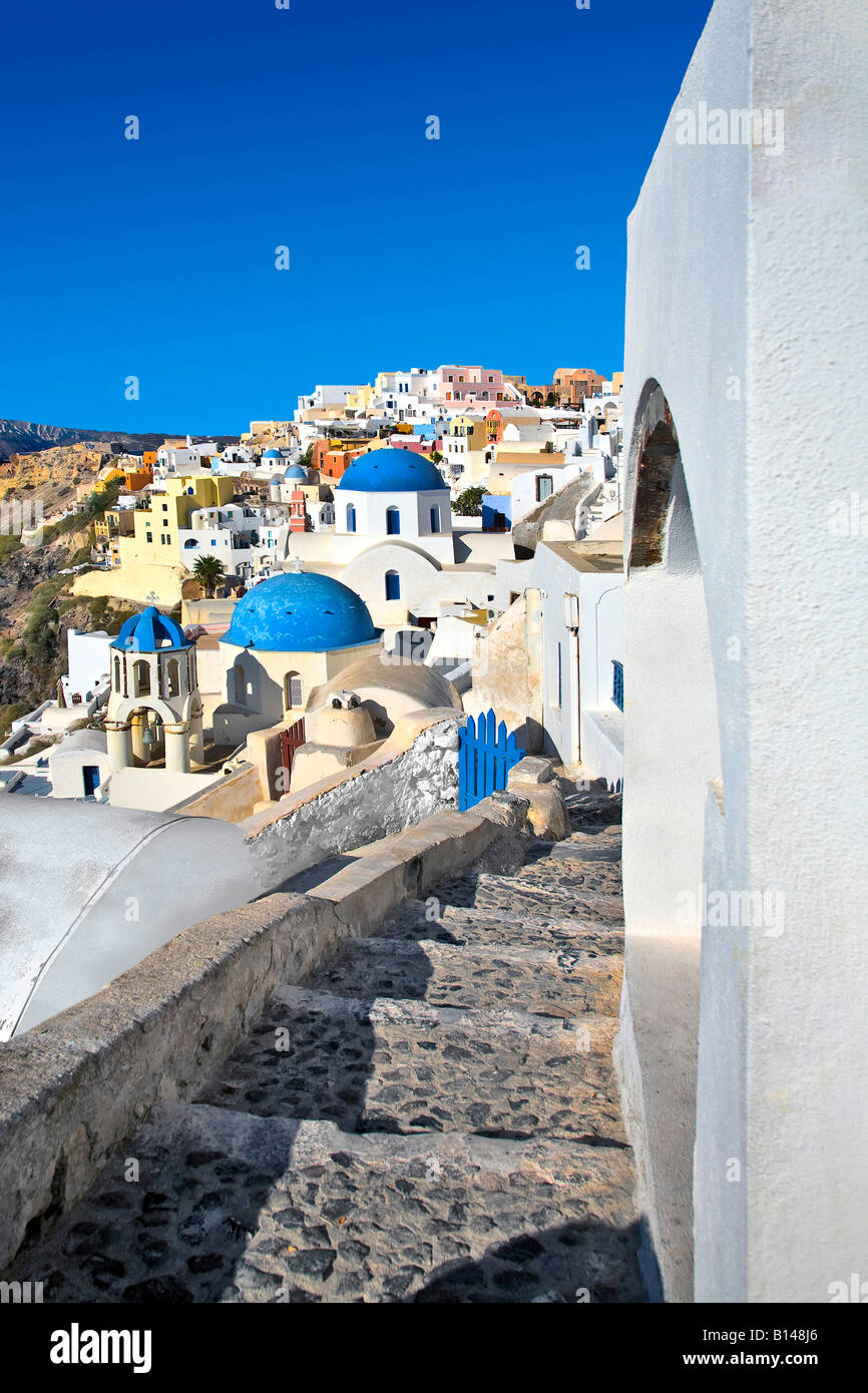 Narrow steps alongside white wall in Oia, Santorini, Greece Foto Stock