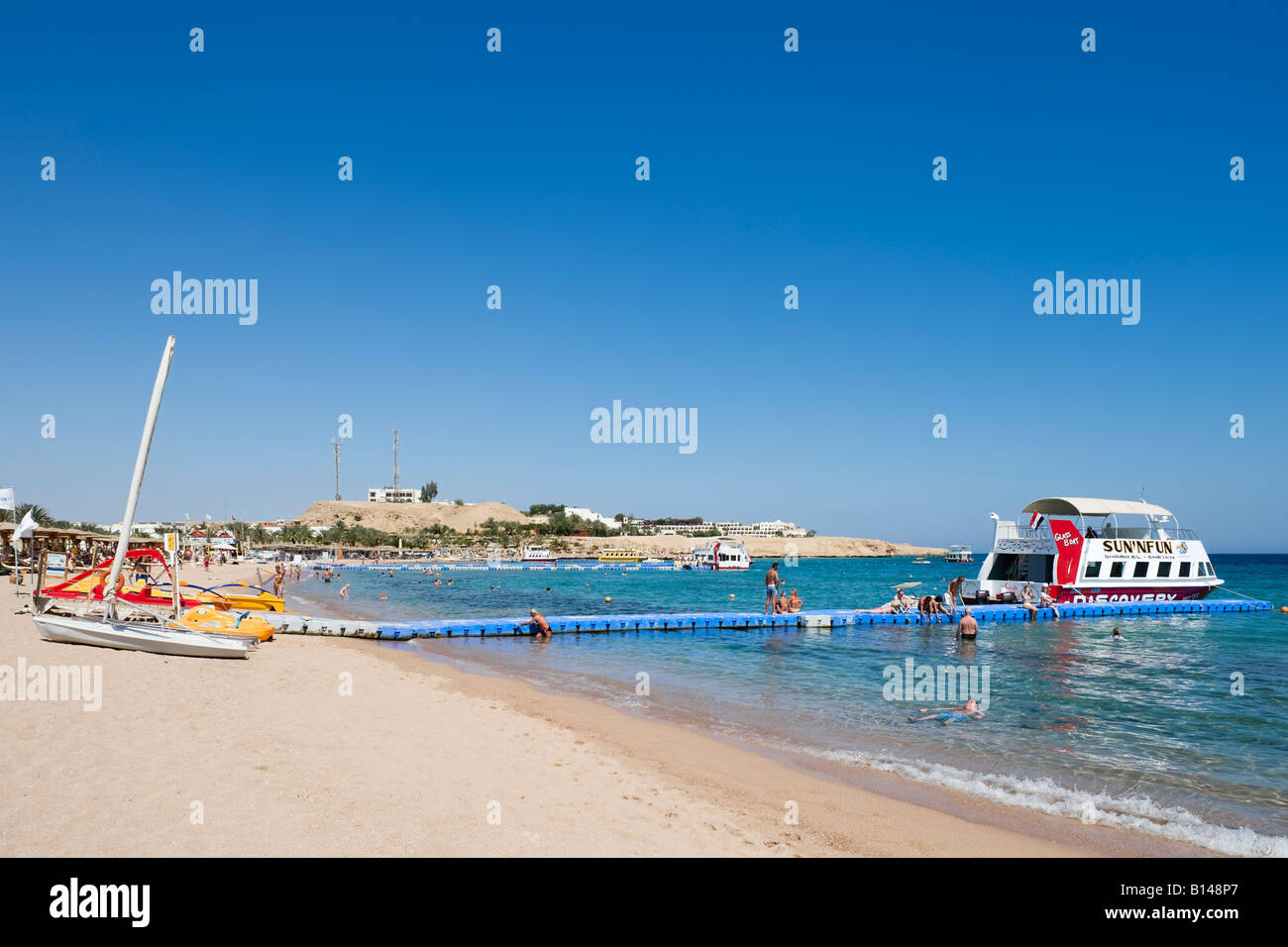 Barca con fondo di vetro per ormeggiato a floating jetty, Naama Bay Beach Sharm el-Sheikh, costa del Mar Rosso e Sinai del Sud, Egitto Foto Stock