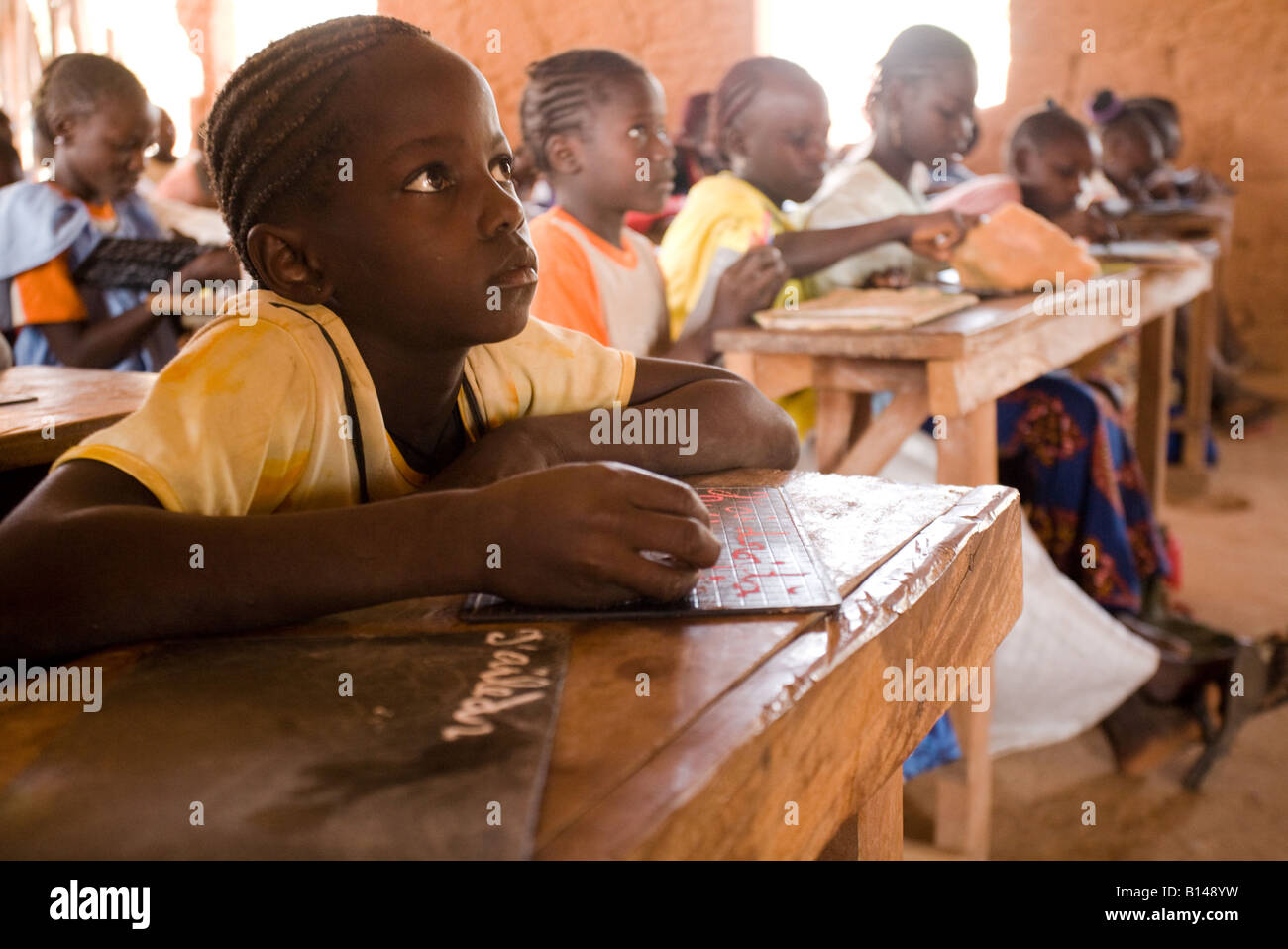 I bambini frequentano classe al Kabiline ho la scuola elementare nel villaggio di Kabiline Senegal mercoledì 13 giugno 2007 Foto Stock