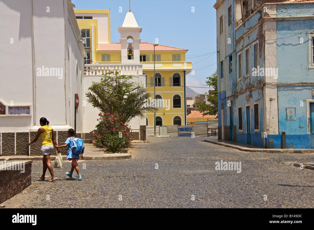 Case portoghese di Mindelo capitale di Såo Vicente una delle isole di Capo Verde nell'Oceano Atlantico al largo della costa senegalese Foto Stock