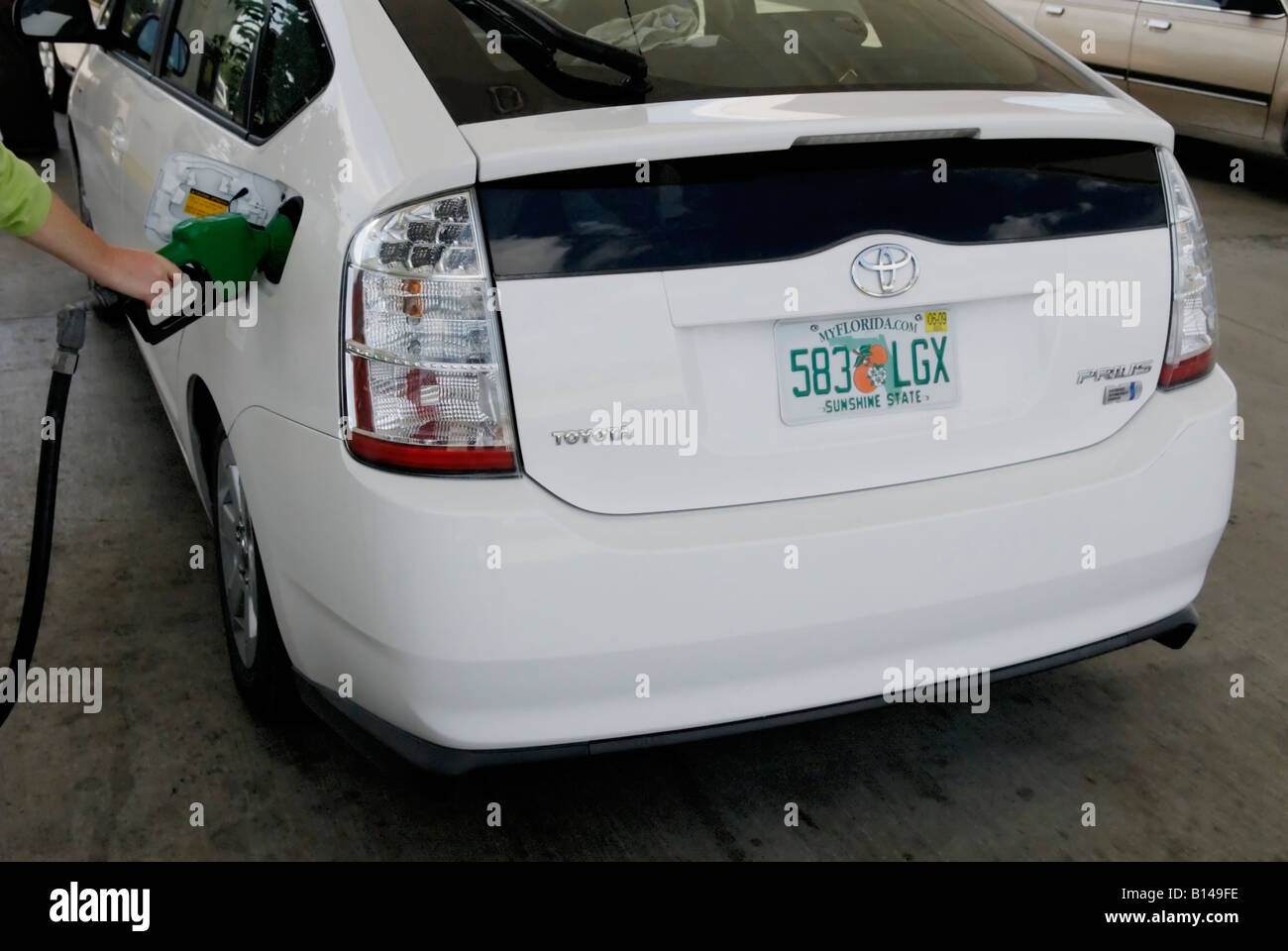 Auto ibride, Toyota Prius, essendo riempito con gas benzina Foto Stock