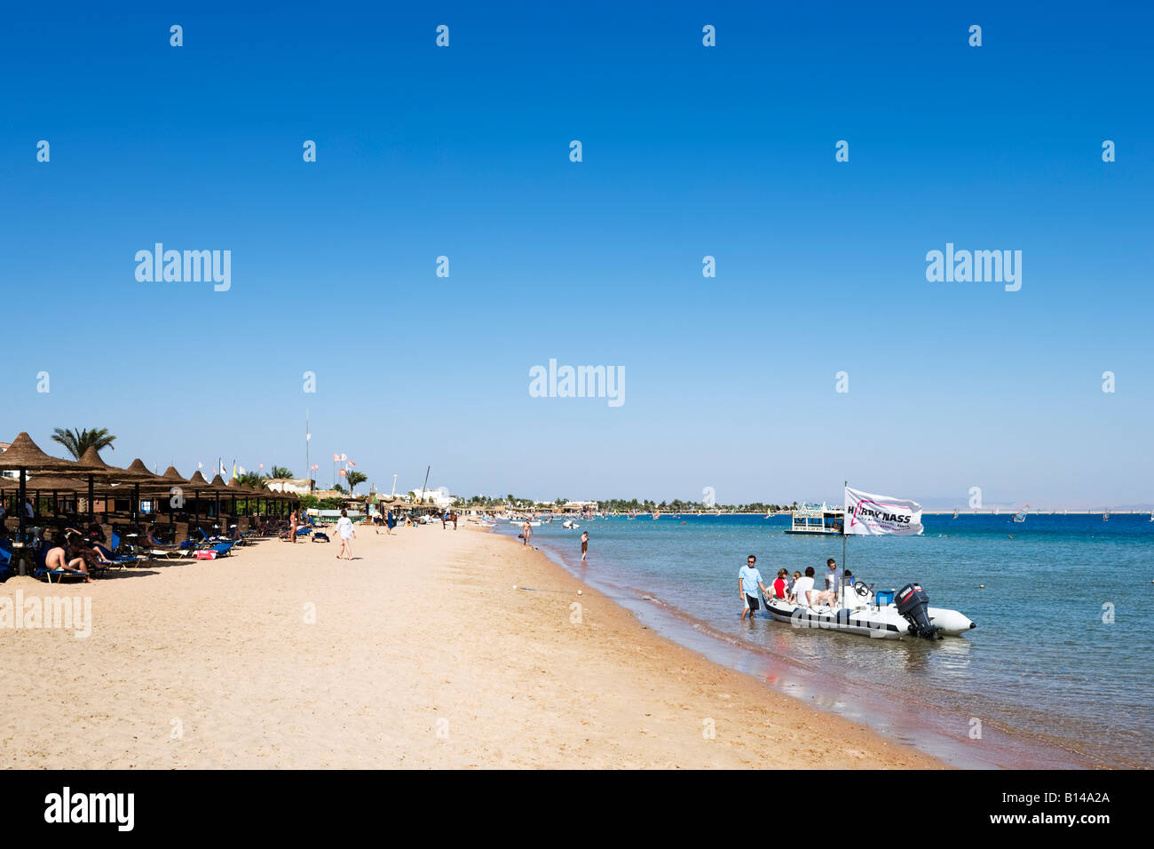 Spiaggia fuori Iberotel Dahabeya, baia di Dahab Dahab, Mar Rosso e Sinai del Sud, Egitto Foto Stock