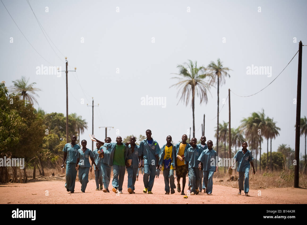 Un gruppo di studenti in uniformi di scuola tornare indietro a piedi dalla scuola nei pressi del villaggio di Kabiline Senegal mercoledì 13 giugno 2007 Foto Stock
