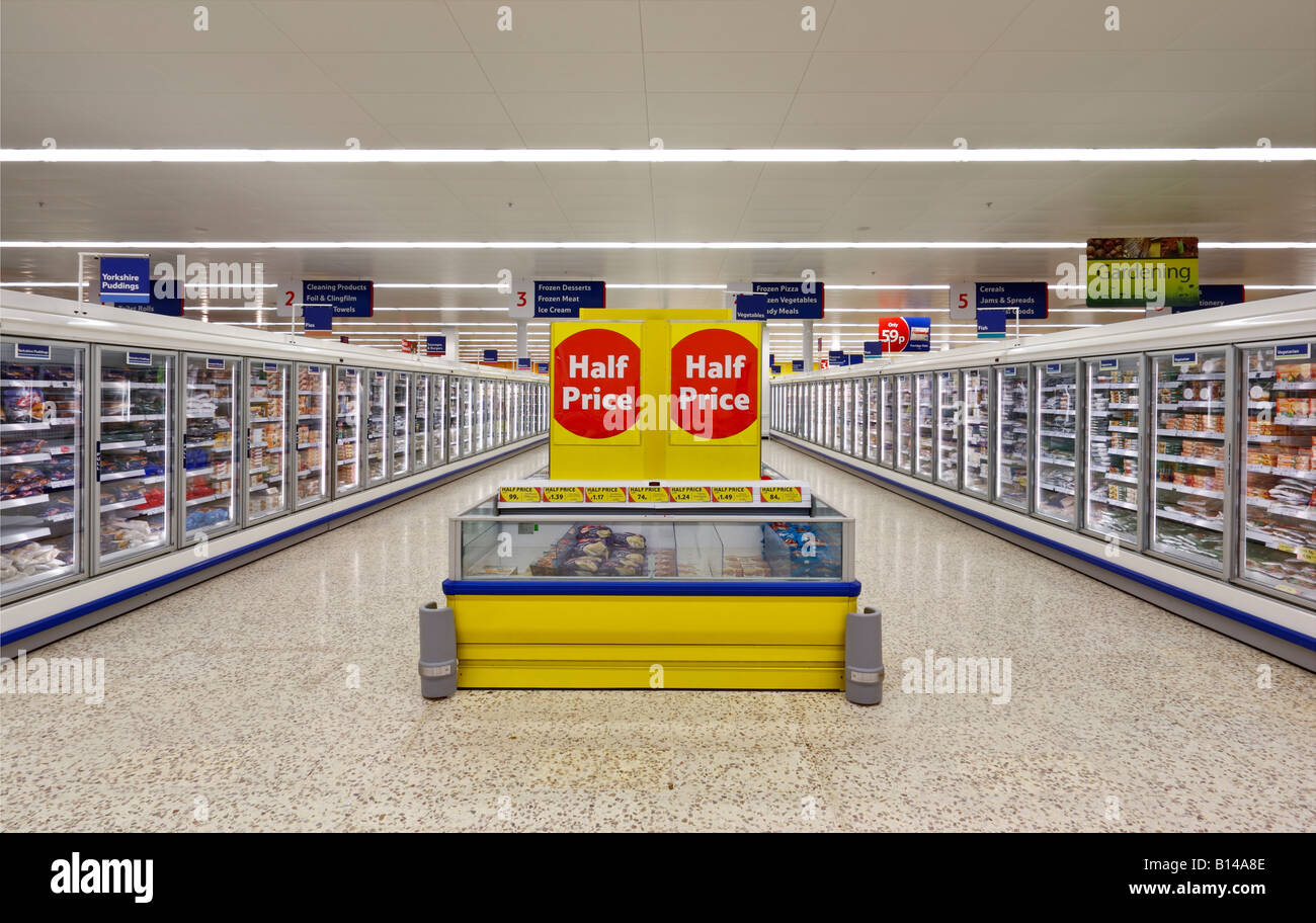 Refrigerati e surgelati display in un supermercato Foto Stock