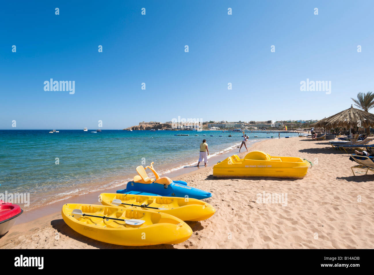 Sport acquatici a Naama Bay Beach Sharm el-Sheikh, costa del Mar Rosso e Sinai del Sud, Egitto Foto Stock