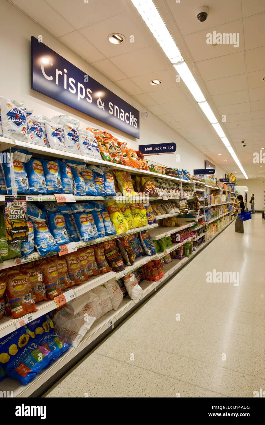 Le patatine e snack display in un supermercato Foto Stock