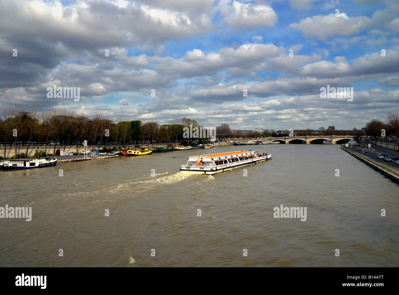 Il fiume Senna a Parigi dal Pont Alexandre III guardando verso il Pont de la Concorde. Foto Stock