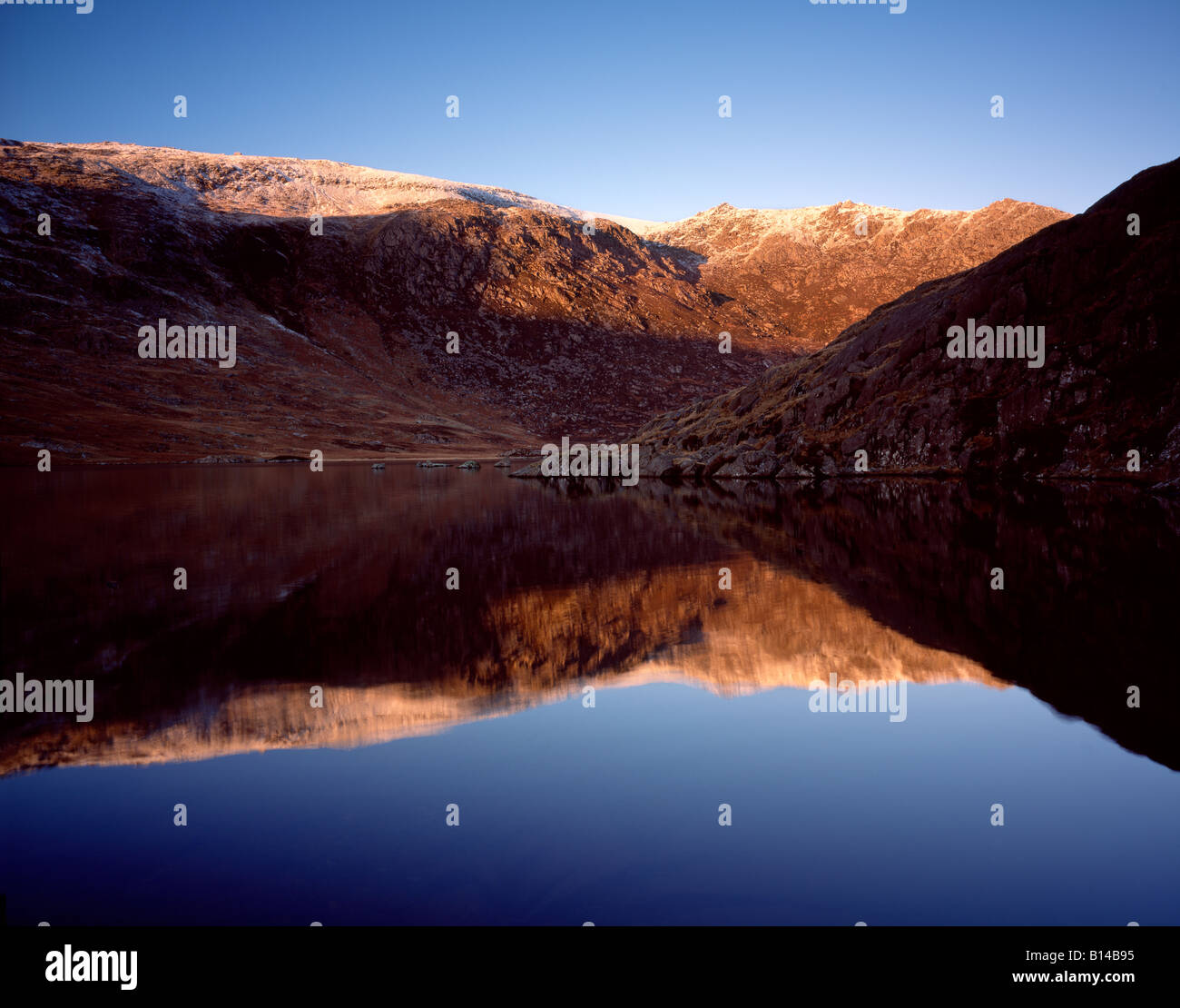 Inverno riflessioni del Glyders, Snowdonia National Park. Galles Foto Stock