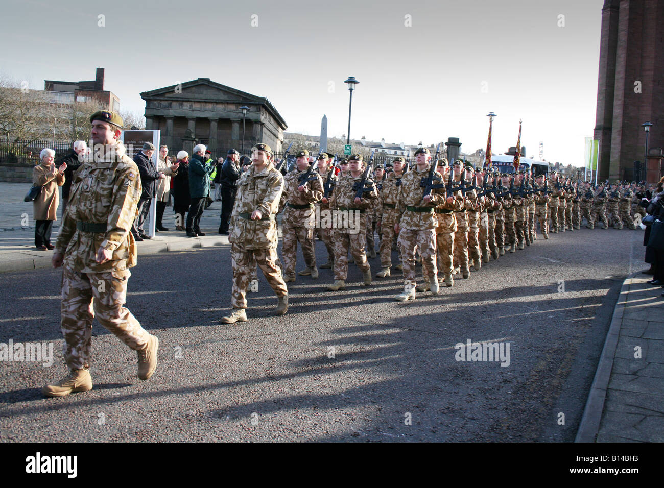 Irlandese guardie marciando in Liverpool dopo tornando a casa da un tour del dazio in Iraq Foto Stock