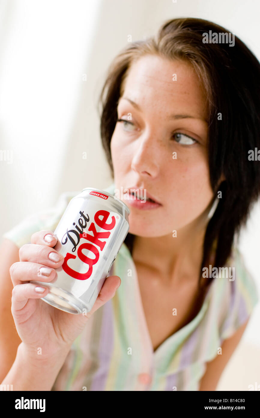 Ragazza bere da Cola può stagno Foto Stock