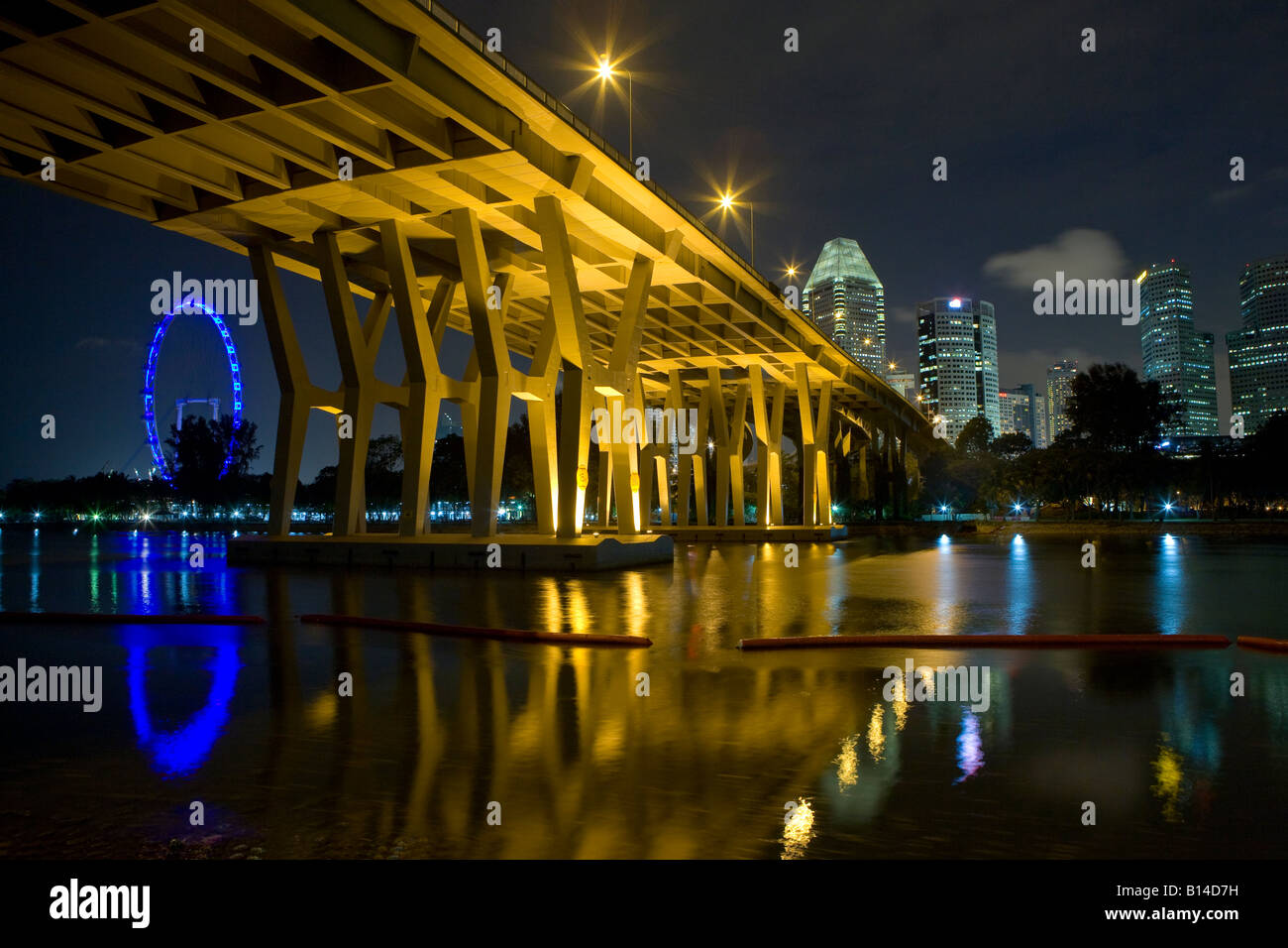 Un ponte conduce oltre il Singapore Flyer Foto Stock