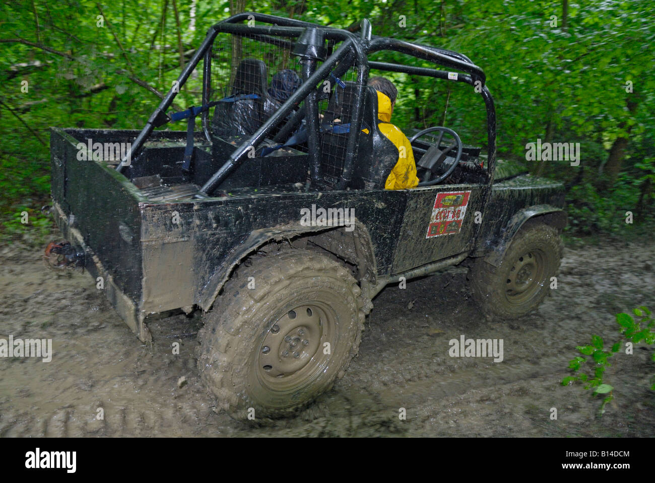 Land Rover basato off-road racer che si fanno concorrenza a livello nazionale ALRC 2008 prova CCVT durante molto cattivo tempo. Foto Stock