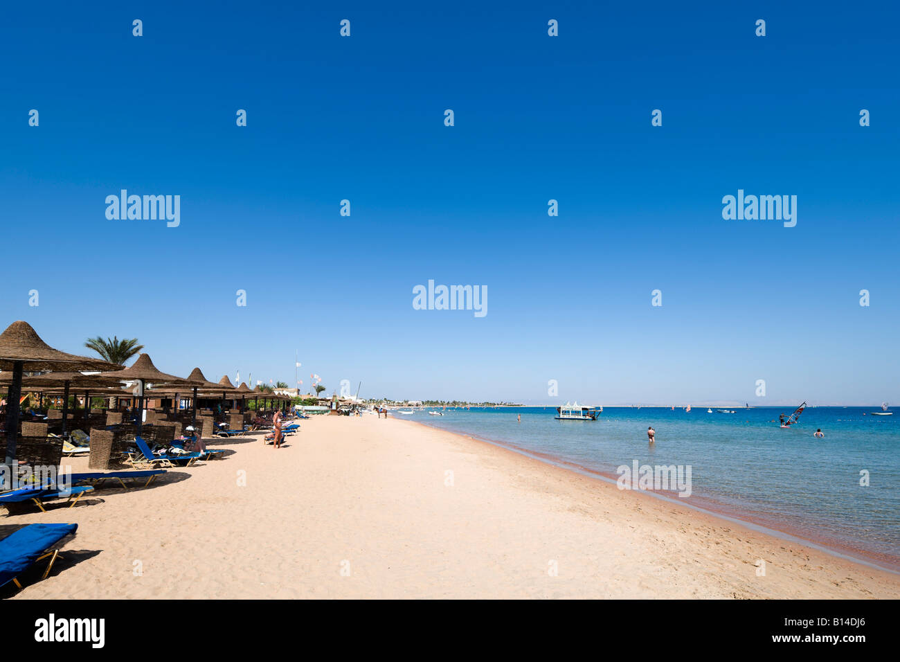 Spiaggia fuori Iberotel Dahabeya, baia di Dahab Dahab, Mar Rosso e Sinai del Sud, Egitto Foto Stock