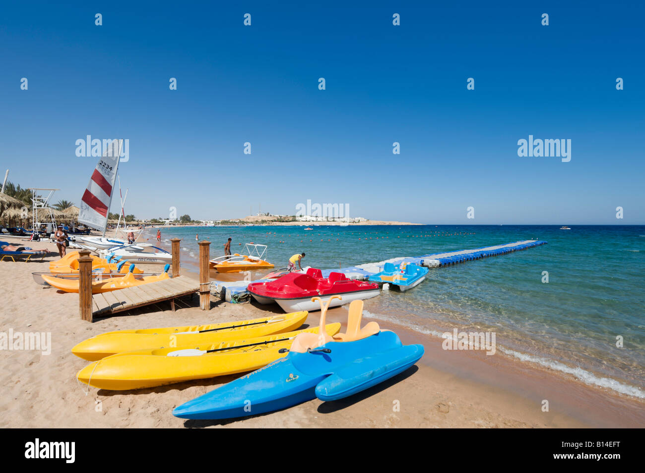Sport acquatici a Naama Bay Beach Sharm el-Sheikh, costa del Mar Rosso e Sinai del Sud, Egitto Foto Stock