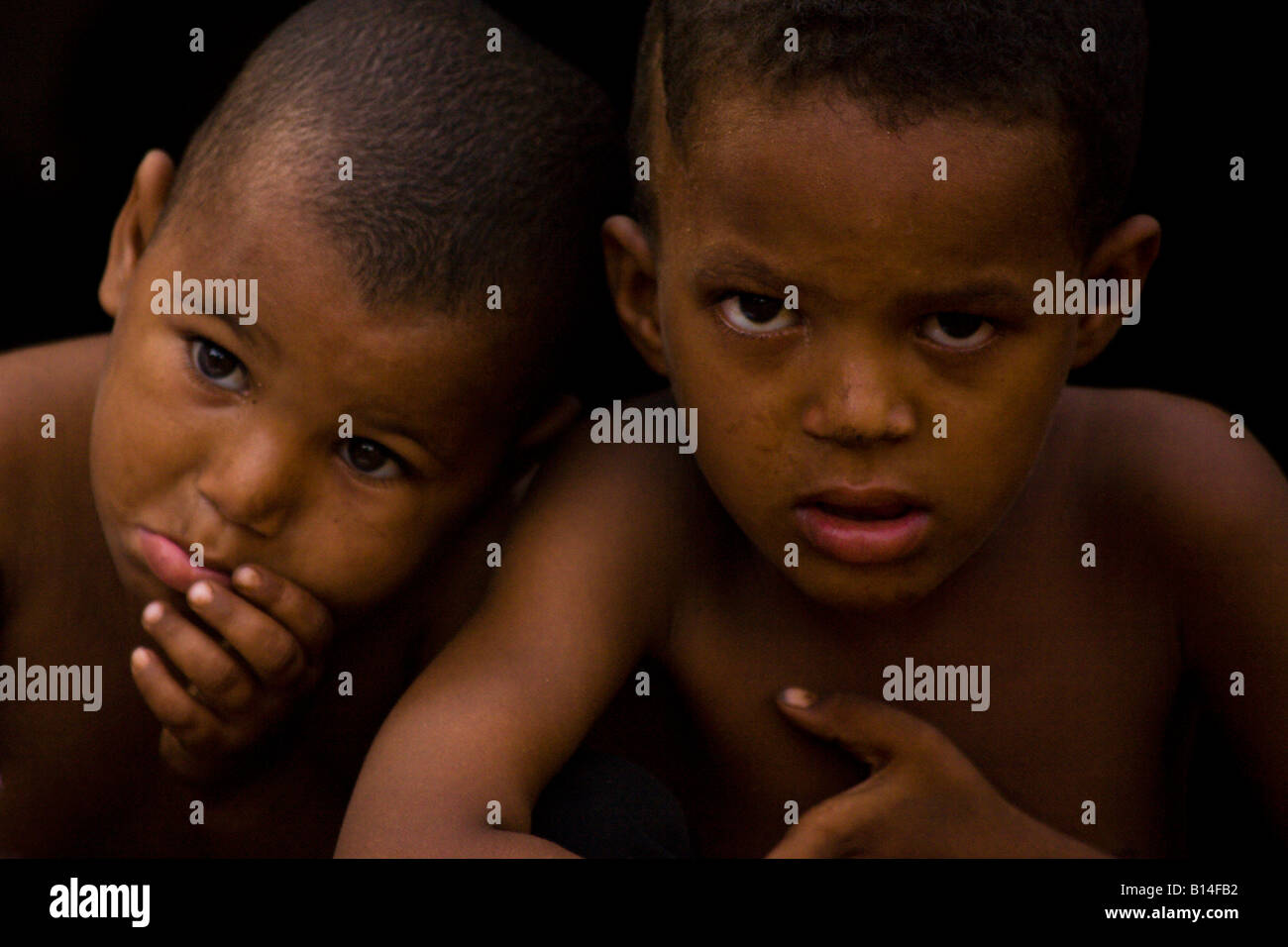 " La pianificazione del male' - due Touareg boys sguardo fuori da sotto una tenda a Ouagadougou, in Burkina Faso. Foto Stock