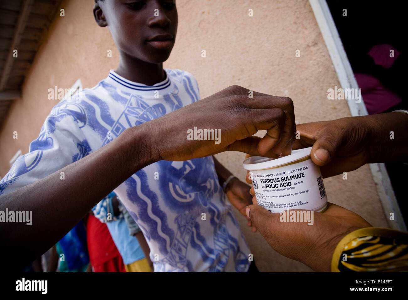 Il ragazzo è un dato dei supplementi di ferro a scuola nella città di Bignona Senegal Foto Stock