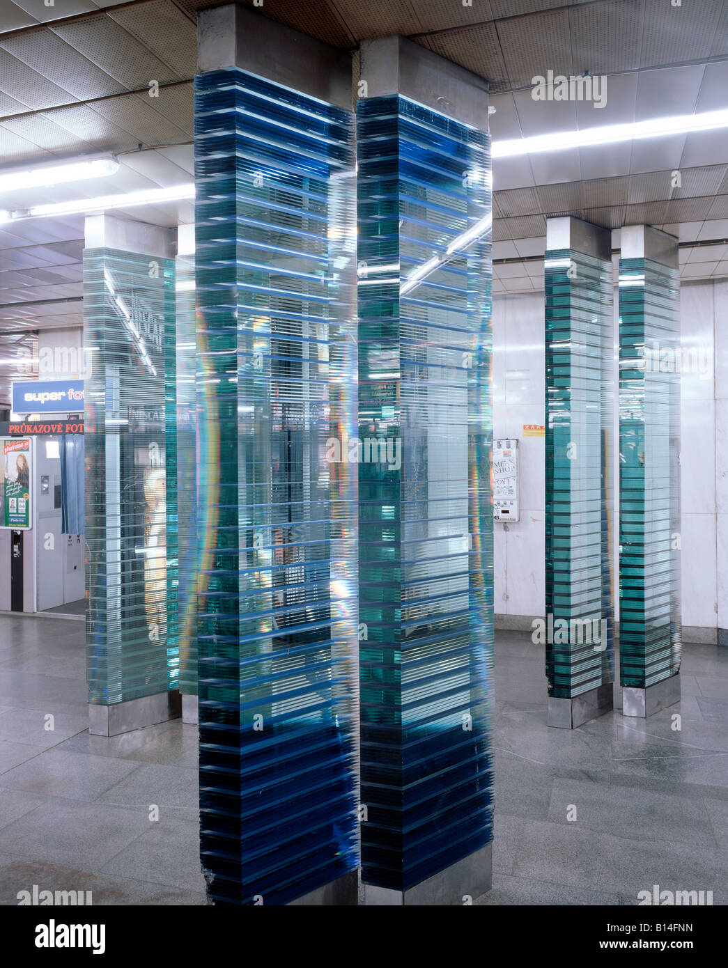 Prag, stazione metropolitana Namesti Republiky, Glasstelen von Vaclav Cigler 1983-1985 Foto Stock