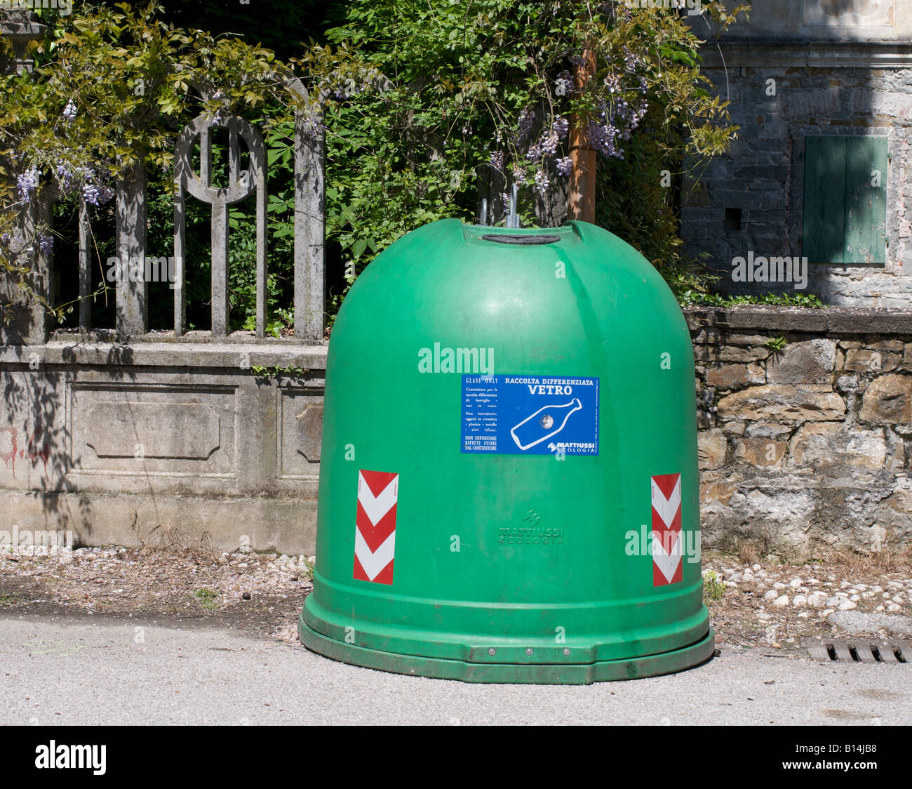 Il riciclaggio del vetro bin, Cormons, Friuli Venezia Giulia, Italia Foto Stock