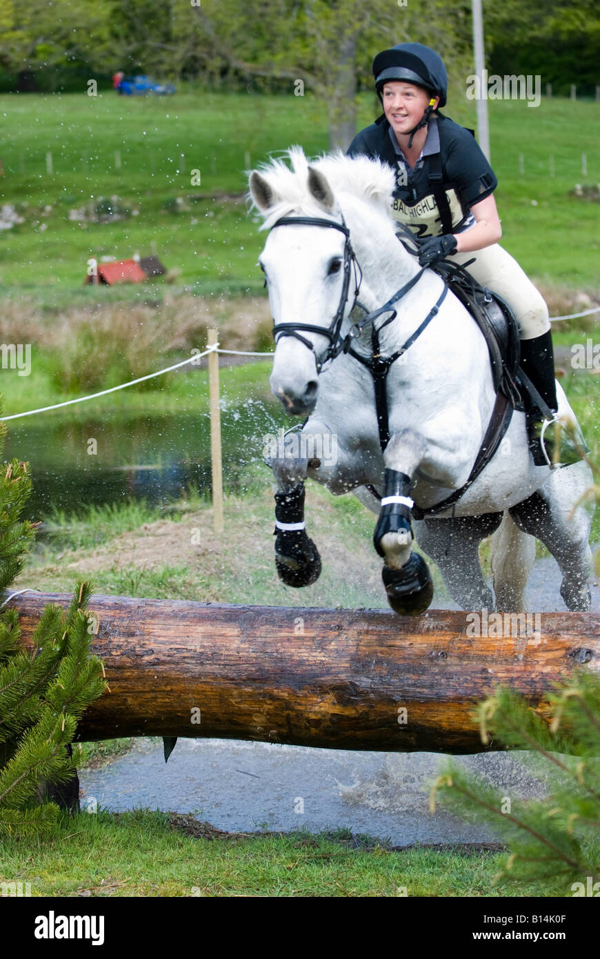 Hilary Ross jumping con Jasmine V a Scotsburn Horse Trials Foto Stock