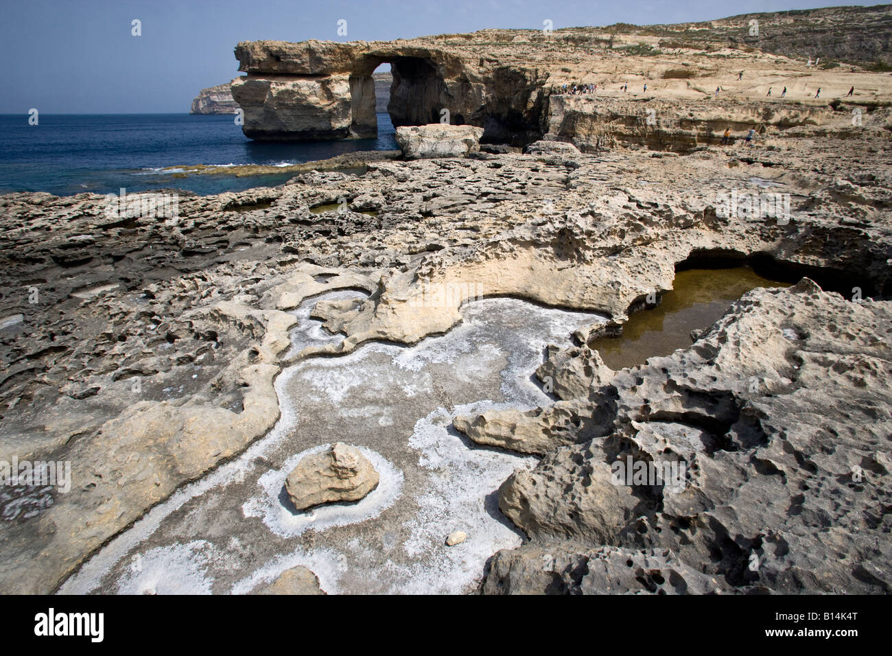 Salina e Azure Window Dwejra Point Gozo Foto Stock