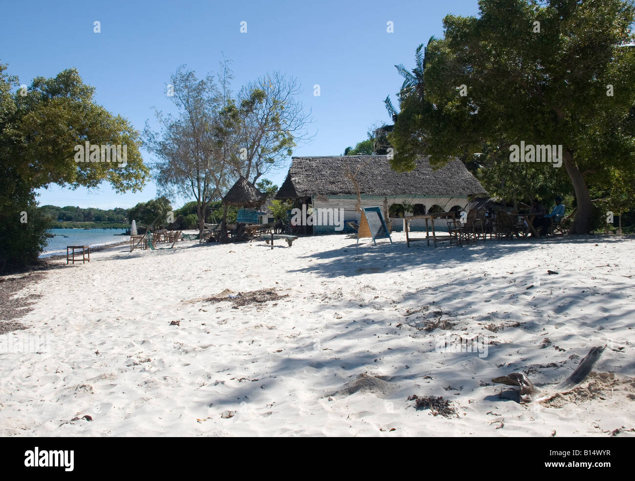 Gli uomini seduti fuori del locale bar sulla spiaggia Mtwapa, Mombasa, in Kenya. Foto Stock