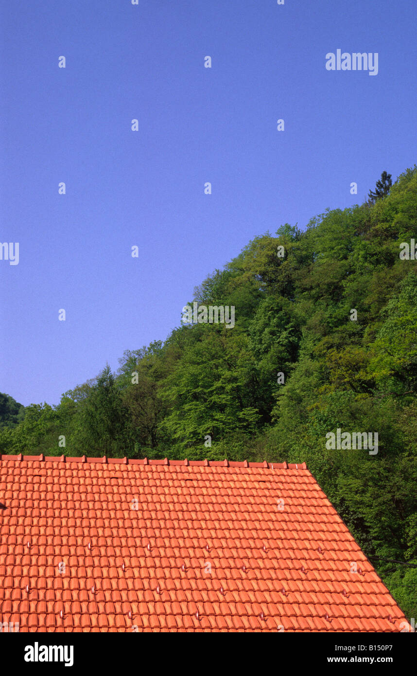 Il nuovo tetto con tegole rosse Foto Stock