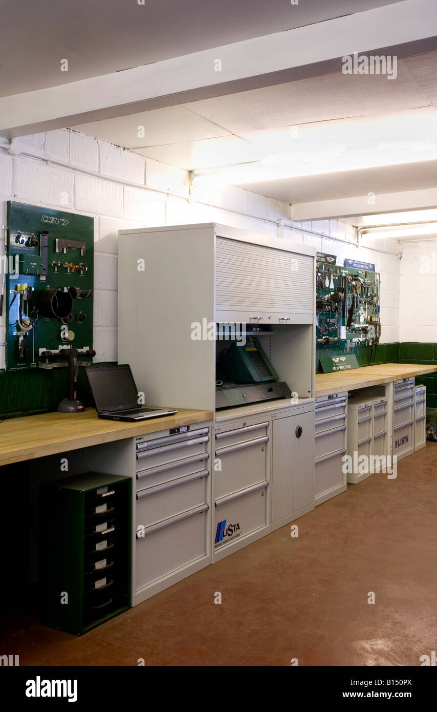 La meccanica della stazione di lavoro e panche in negozio di riparazioni auto Foto Stock