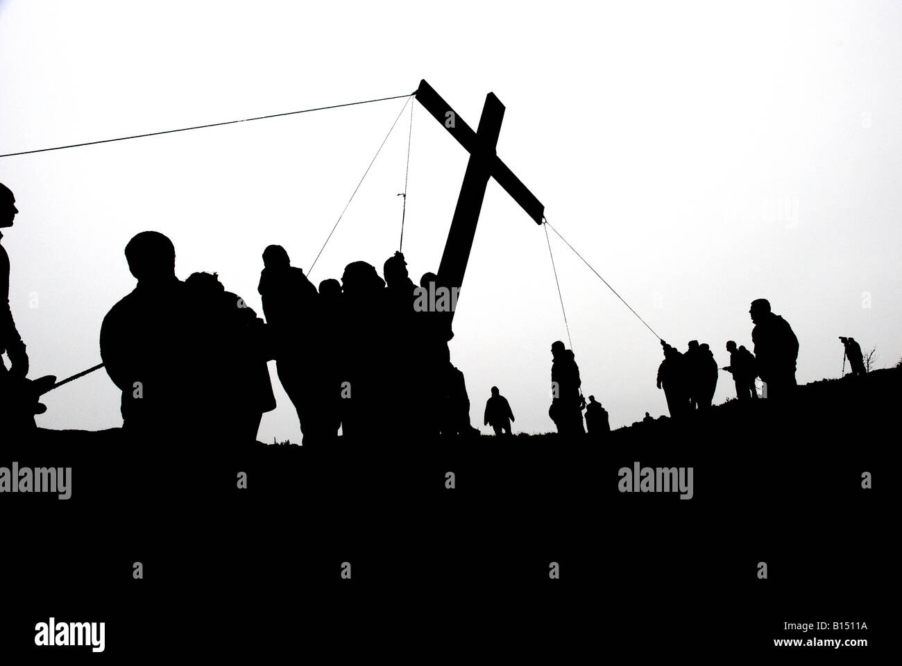 Il sollevamento della croce sul Otley Chevin a Pasqua Foto Stock